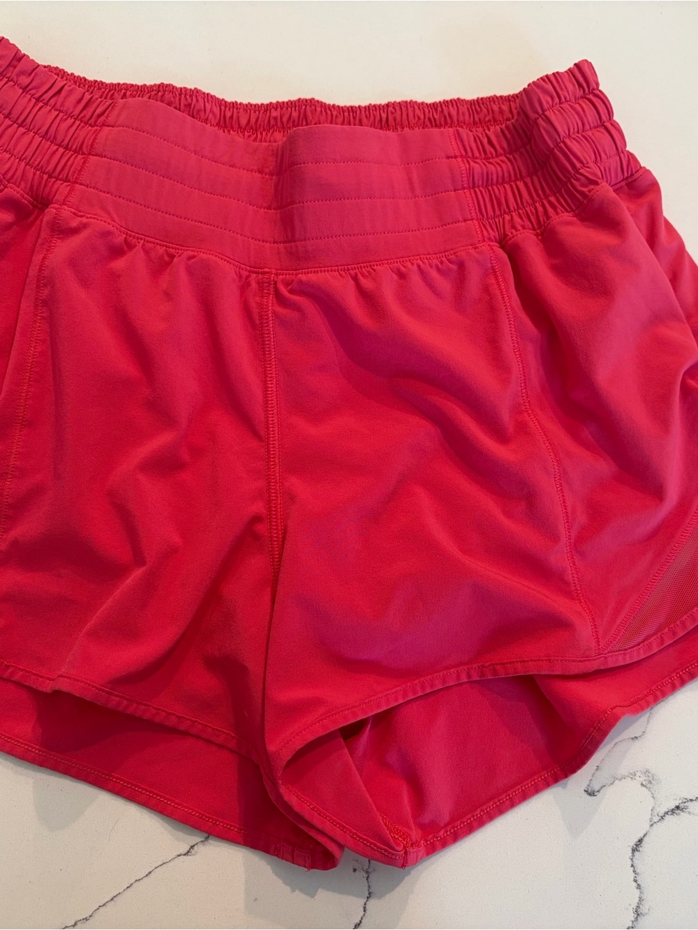 lululemon athletica hotty hot shorts sz 6 2.5”